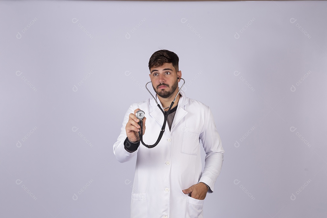 Homem jovem médico sobre fundo isolado