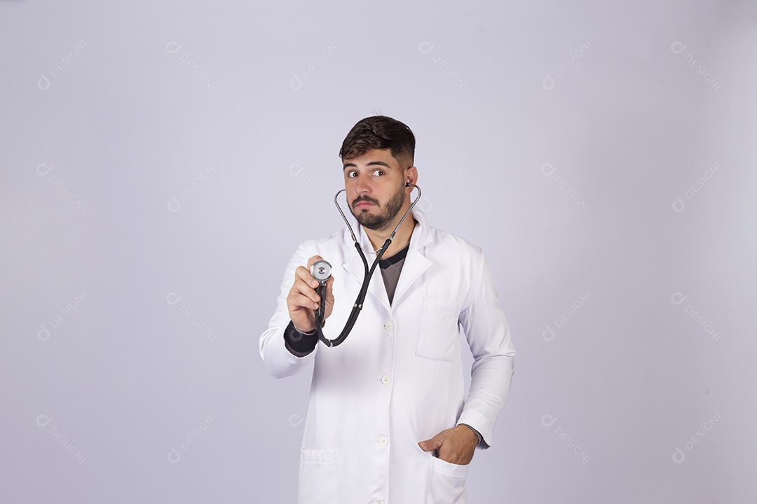 Homem jovem médico sobre fundo isolado