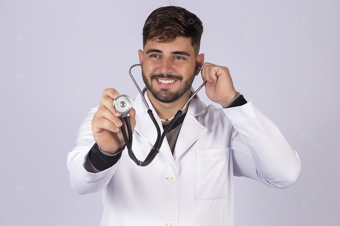 Homem jovem médico sobre fundo isolado