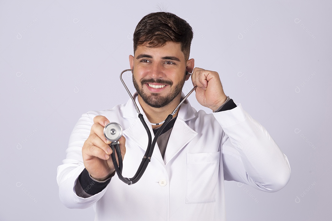 Homem jovem médico sobre fundo isolado