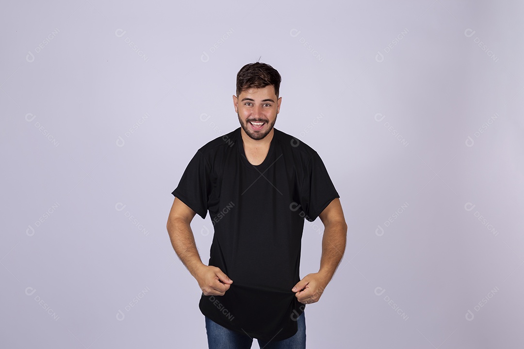 Homem jovem usando camiseta preta sobre fundo isolado