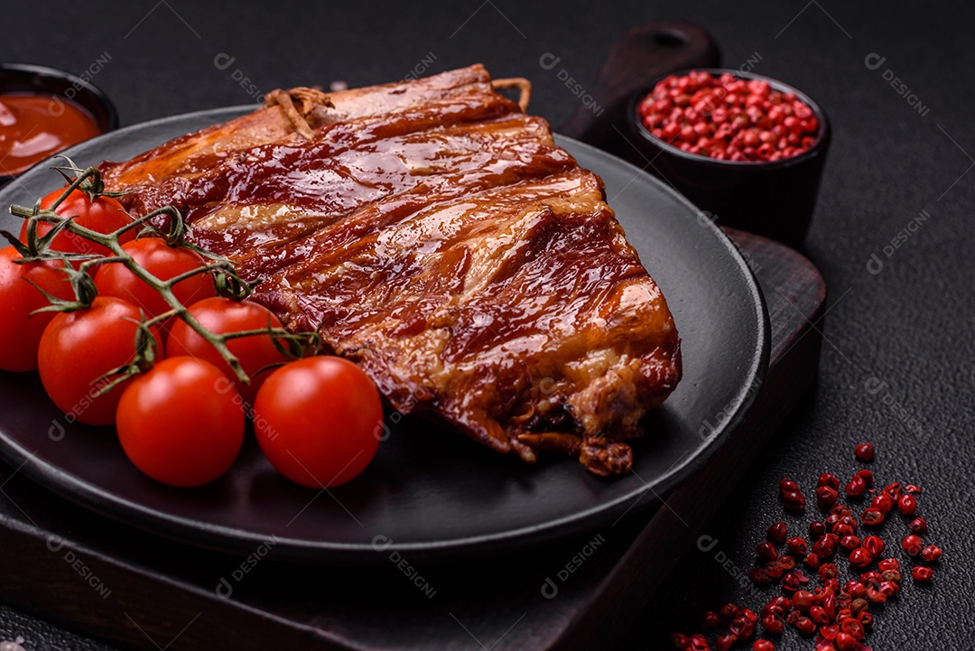 Deliciosas costelas defumadas ou grelhadas com azeitonas, especiarias e ervas sobre fundo escuro de concreto