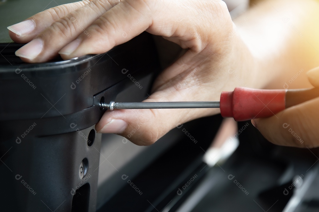 Chave de fenda aperta os parafusos