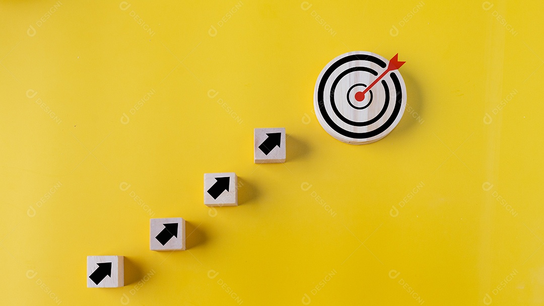 Minis dados e círculo desenhados sobre fundo amarelo