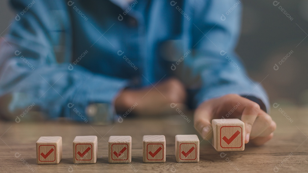 Dados de madeira com desenho vermelho