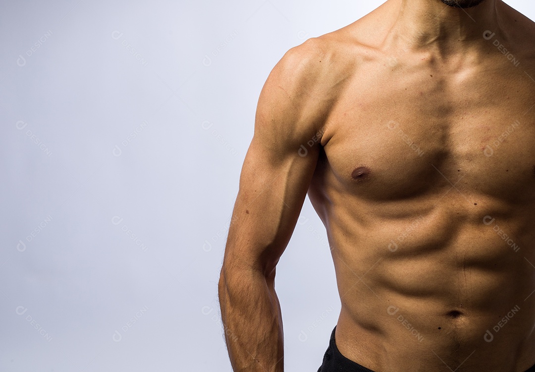 Peitoral e barriga de homem musculoso