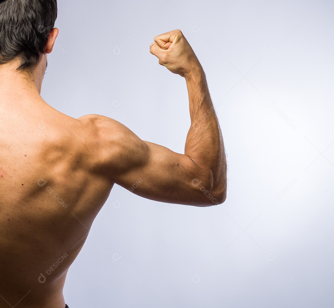 Homem com mostrando musculo