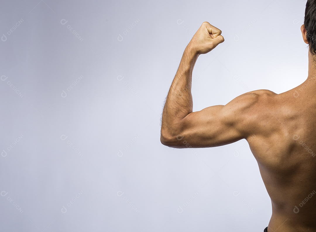Braço de homem mostrando musculos