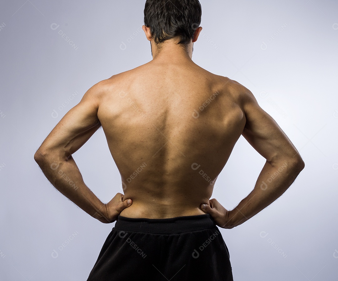 Homem com costas musculosa