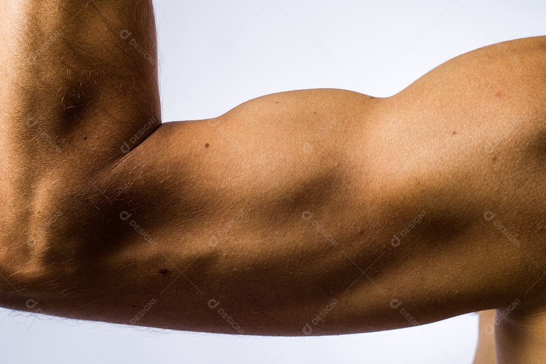 Homem mostrando musculo do braço