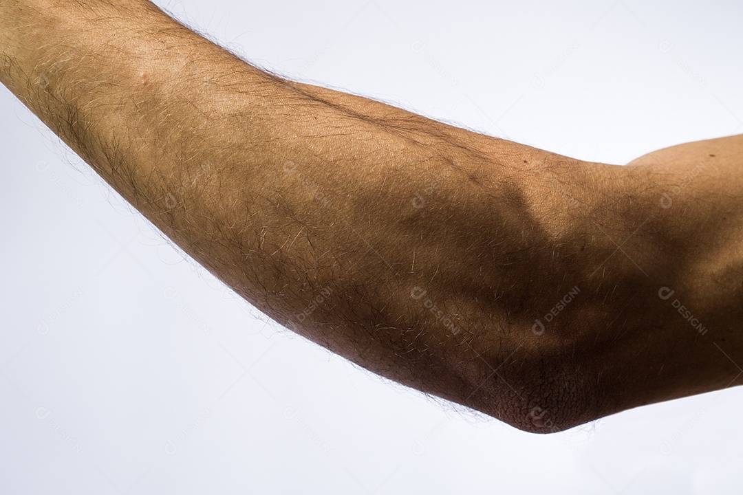 Homem mostrando antebraço musculoso