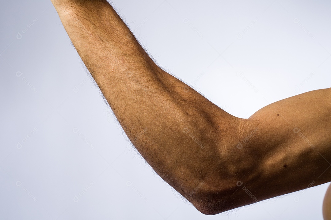 Homem mostrando antebraço musculoso