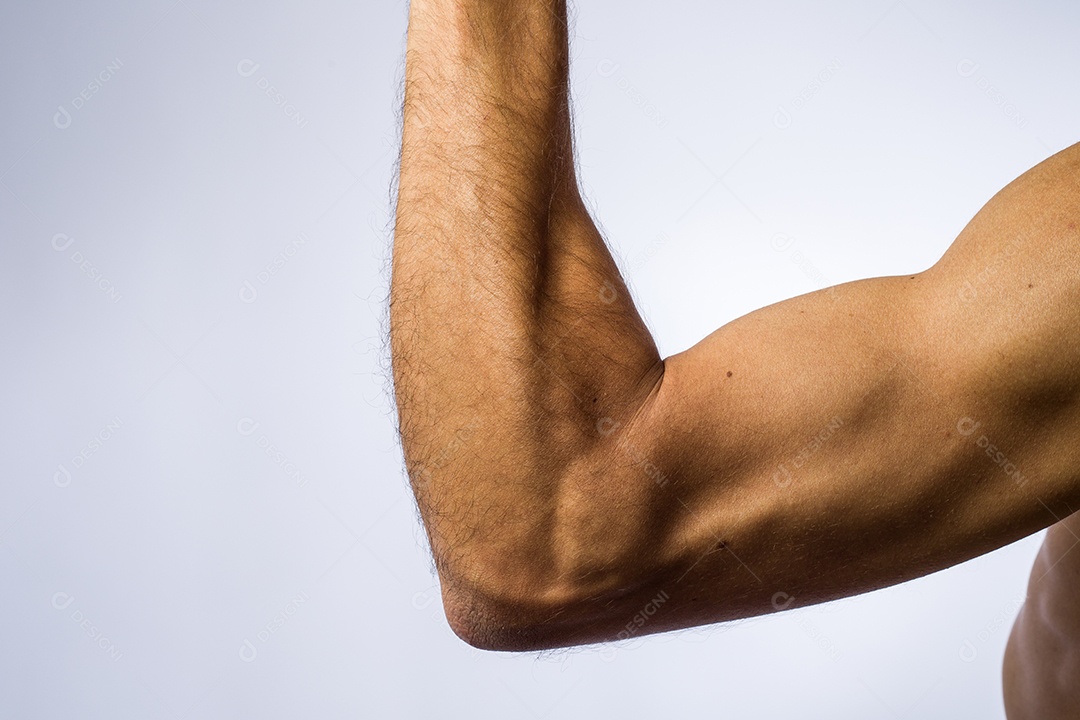 Homem exibindo musculo