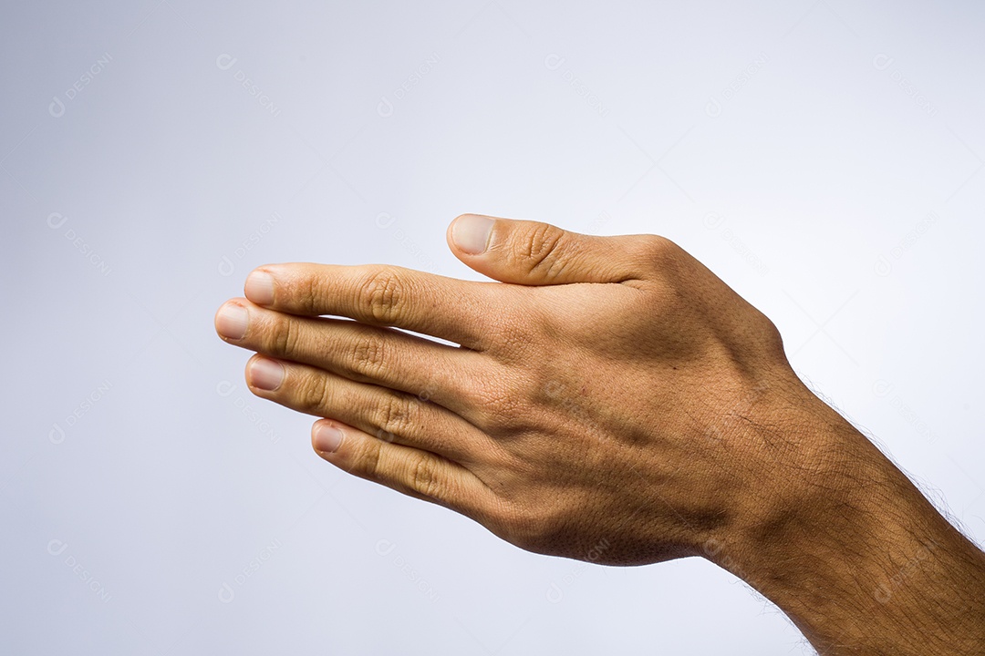 Mão fechada sobre fundo branco