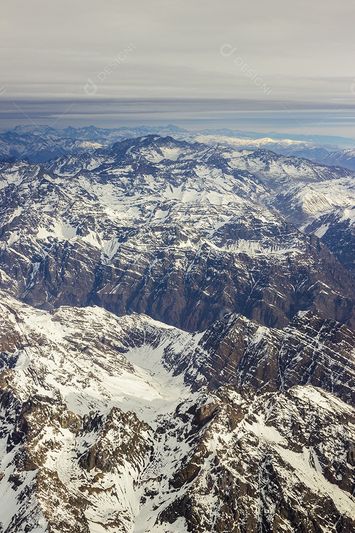Vista de montanhas com neves