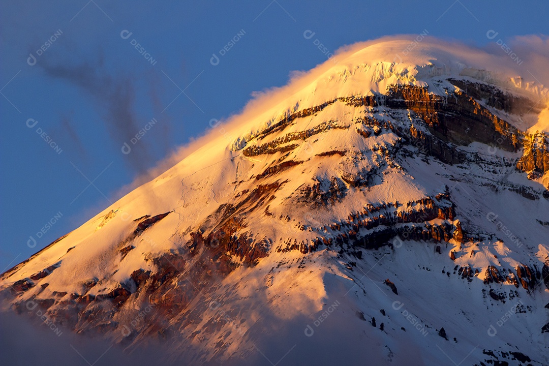 Montanha com neve sobre fundo de céu azul