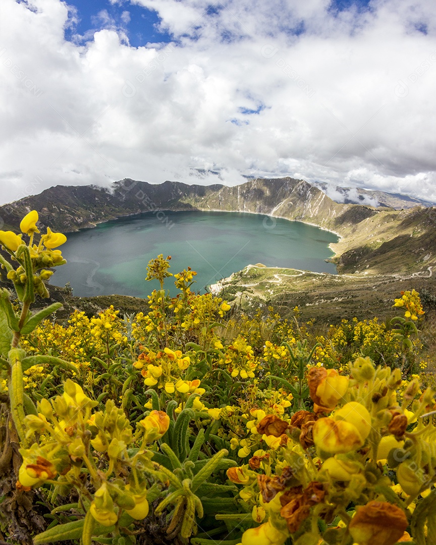 Paisagem de montanha com lagoa