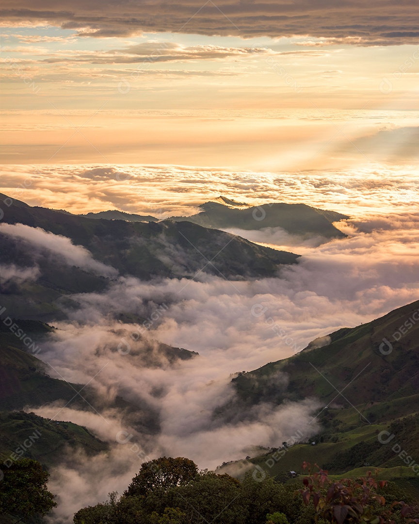 Paisagem de montanhas com neblina