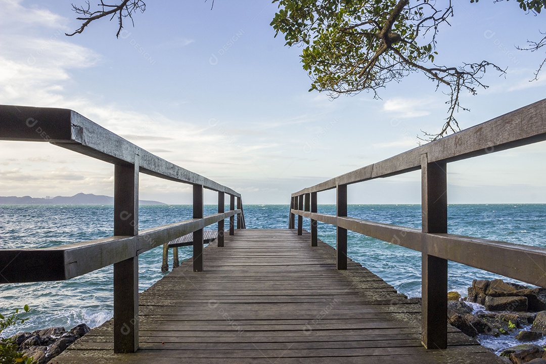 Vista de uma linda praia com ponte sobre mar