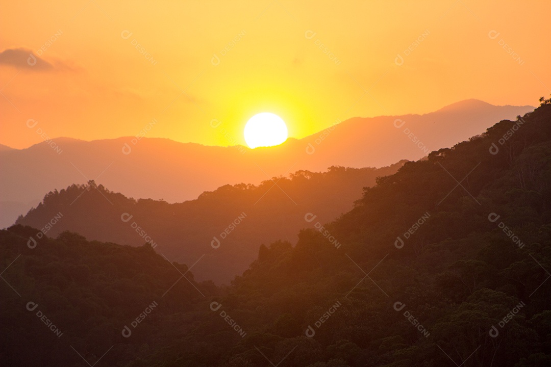 Montanhas com nascer do sol de fundo