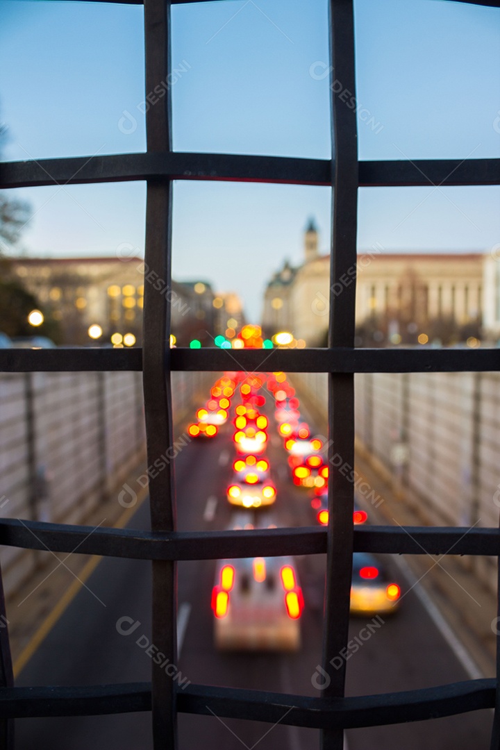 Vista de uma janela com grade para rodovia