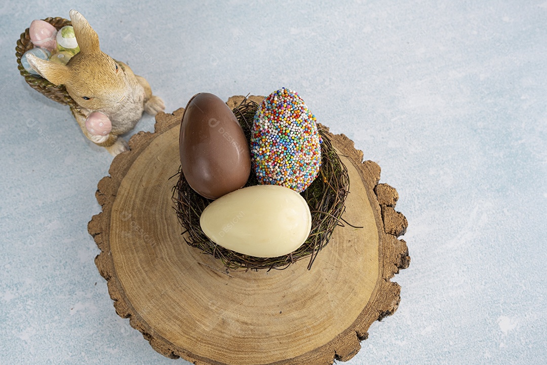 Ovos no ninho sobre uma mesa