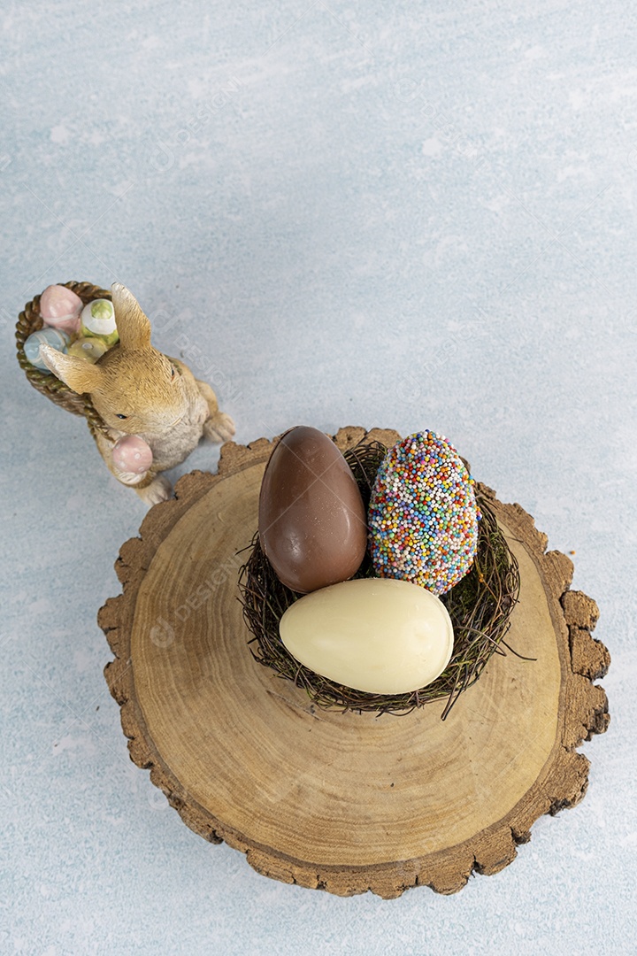 Ovos no ninho sobre uma mesa