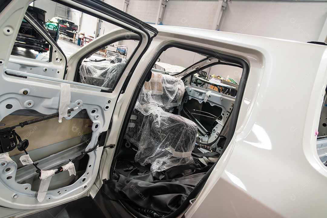 Carro em processo de blindagem no Brasil