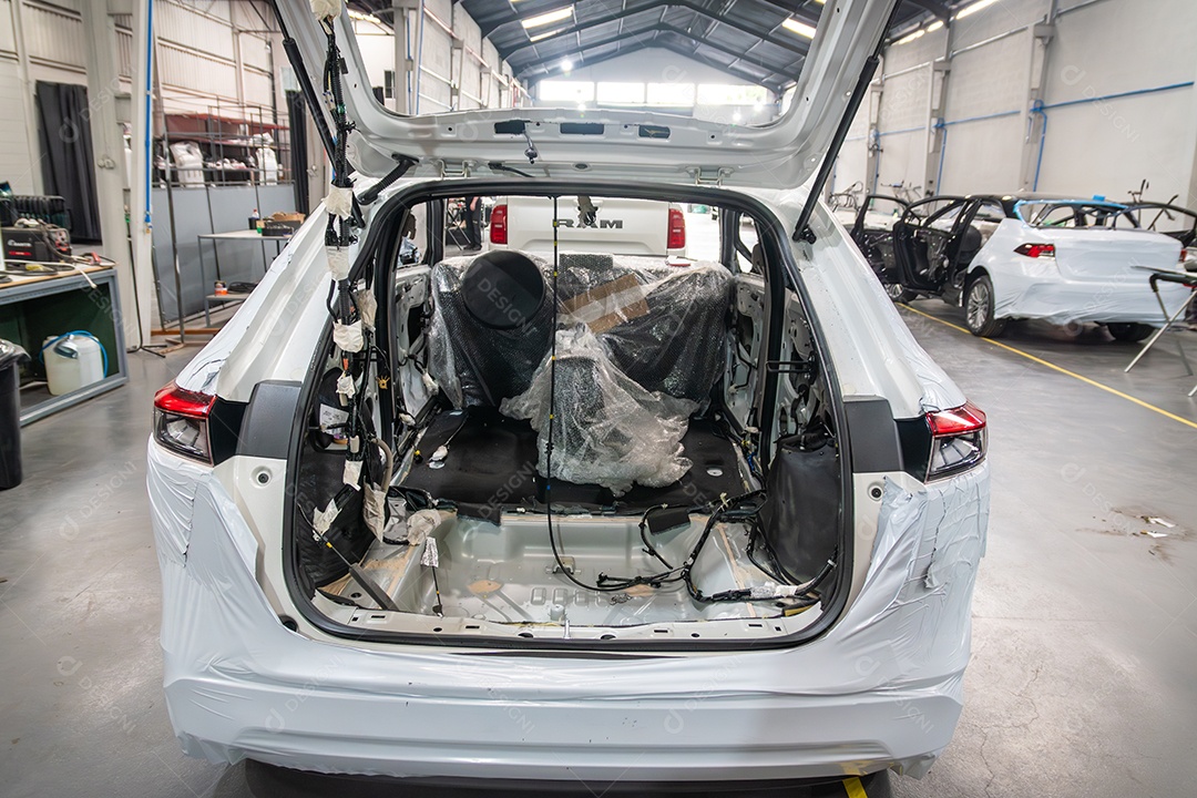 Carro em processo de blindagem no Brasil