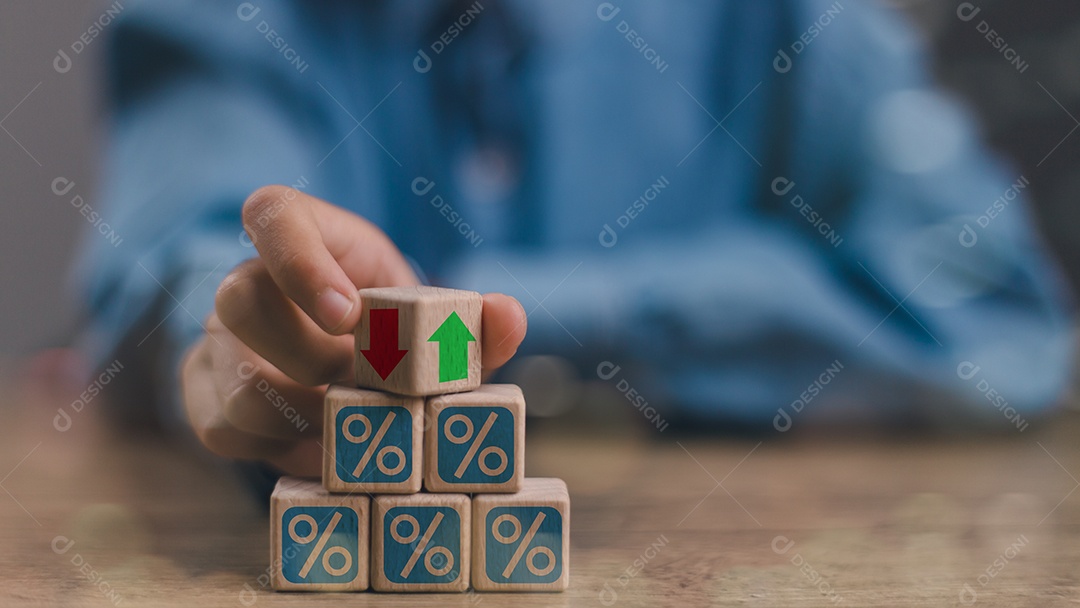 Dados de madeira pintando de azul com porcentagem e setas