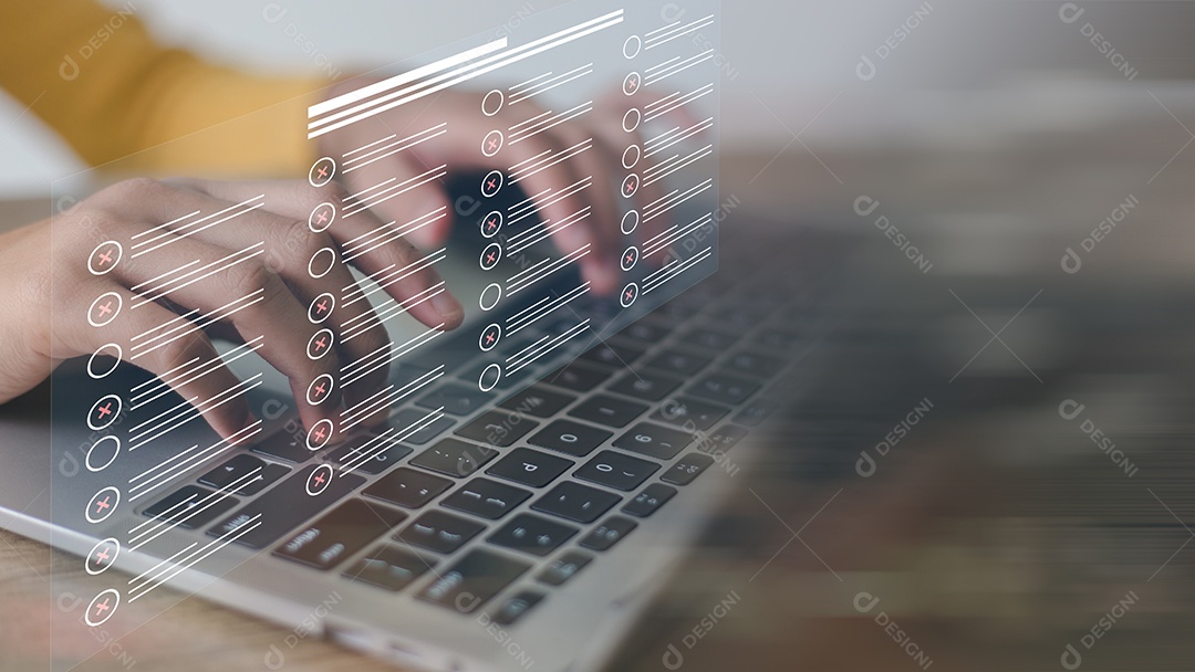 Pessoa digitando na tela virtual para marcar documentos para aprovação online