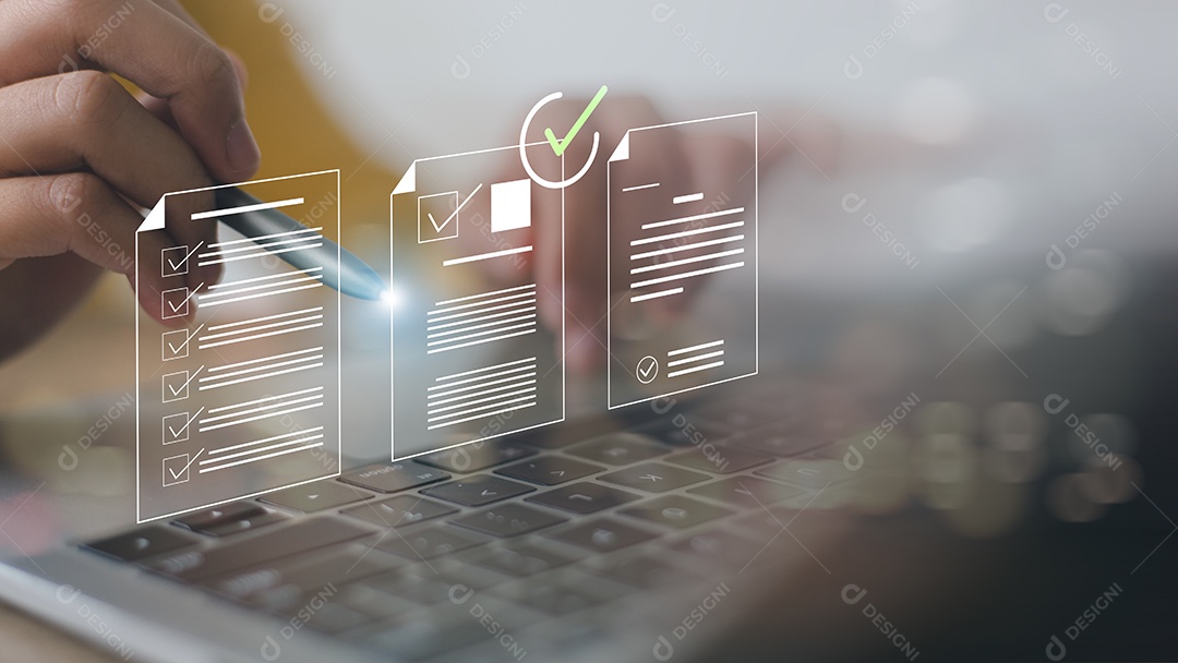 Pessoa tocando na tela virtual para marcar documentos para aprovação online