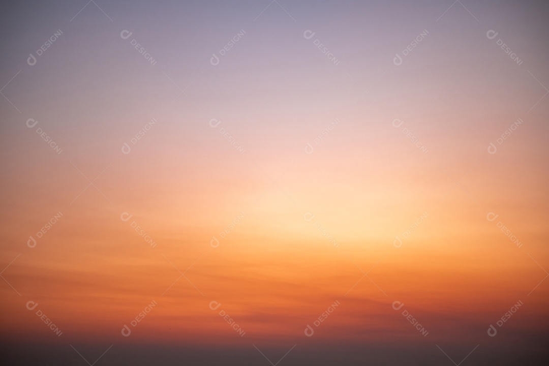 Contra céu ao pôr do sol