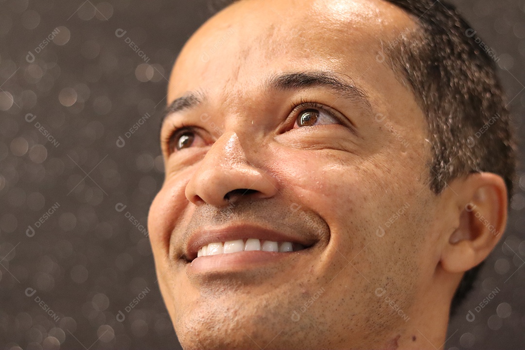 Belo homem branco sorridente sobre fundo isolado