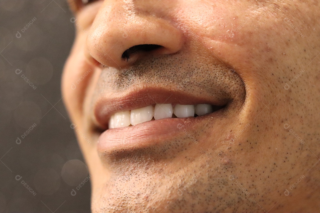 Belo homem branco sorridente sobre fundo isolado