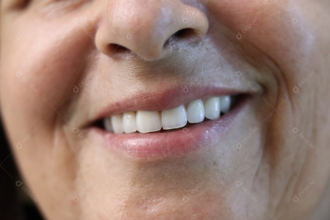 Bela mulher branca sorridente sobre fundo isolado