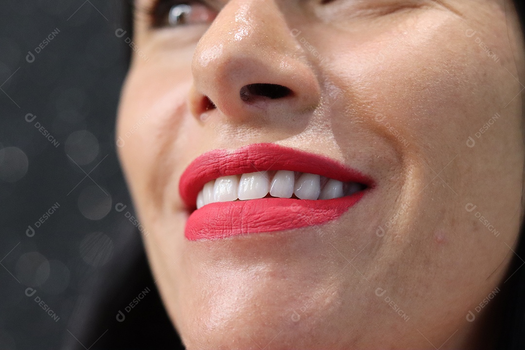 Bela mulher branca sorridente sobre fundo isolado