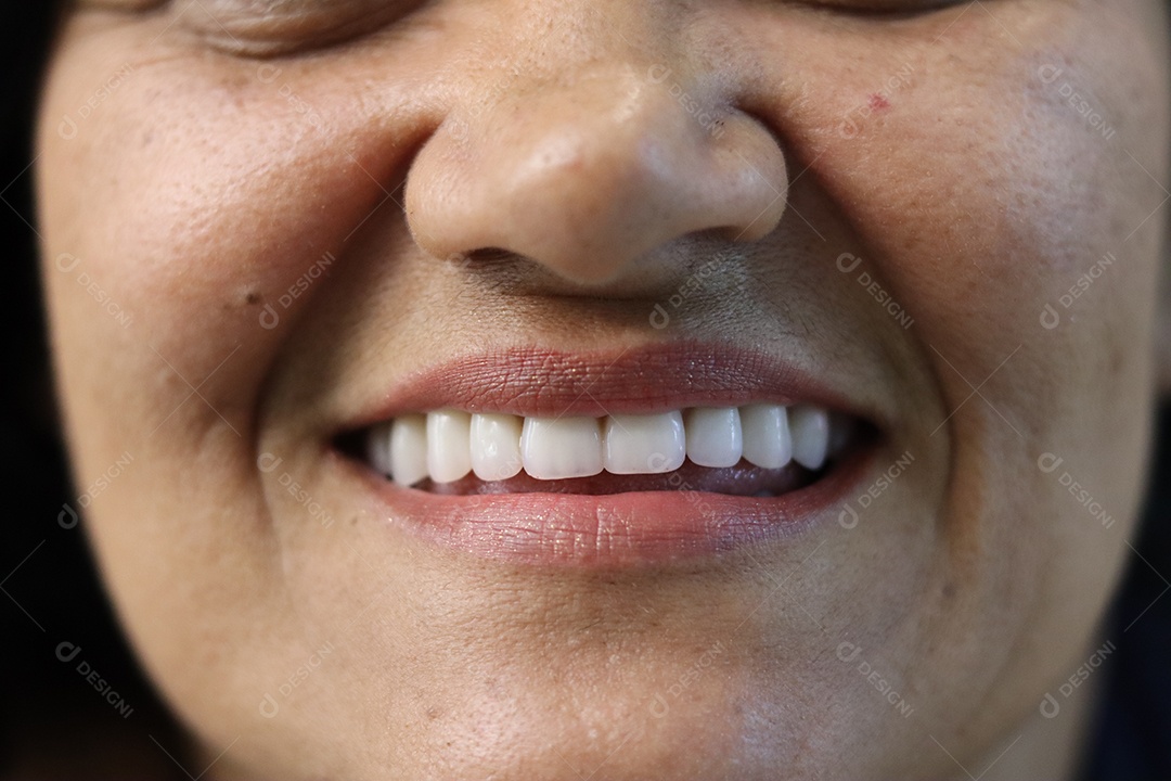 Bela mulher sorridente sobre fundo isolado
