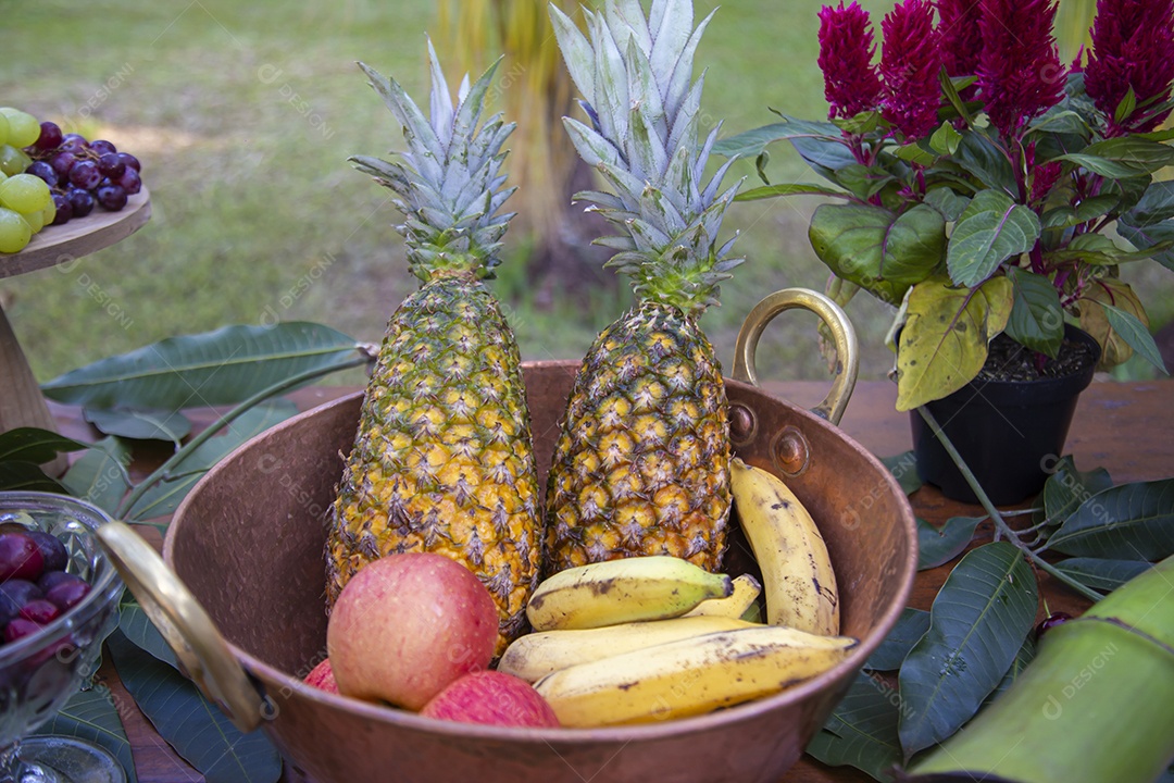 Frutas sobre uma mesa de madeira