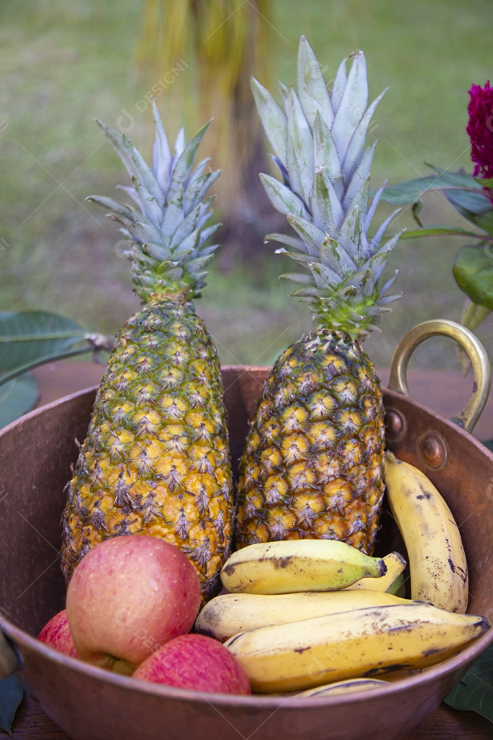 Frutas sobre uma mesa de madeira