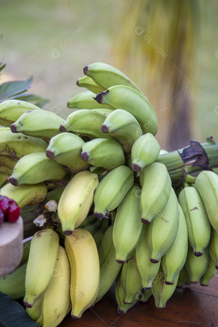 Bananas sobre uma mesa de madeira
