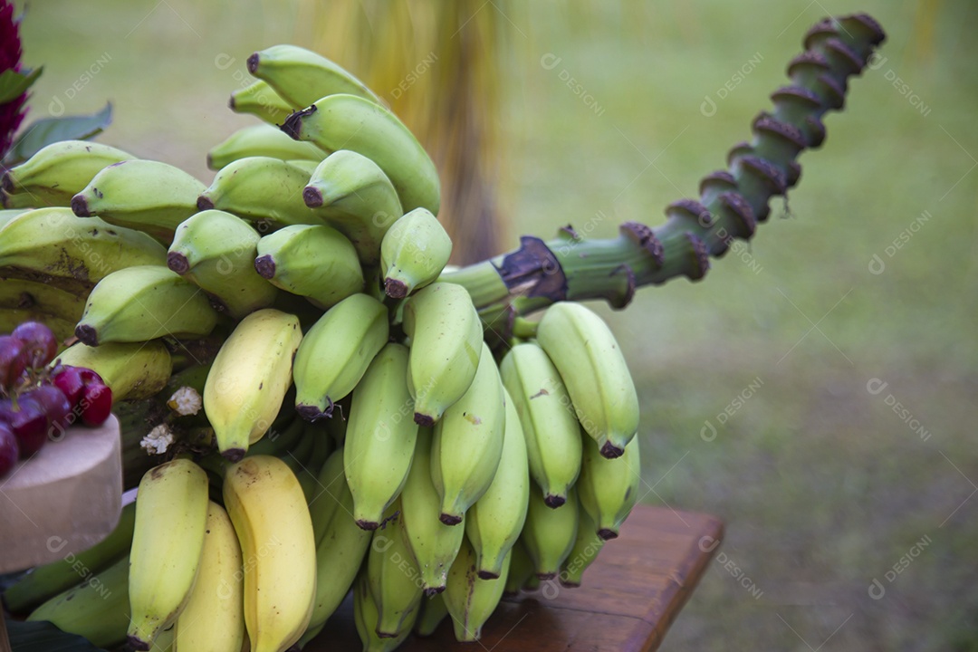 Bananas sobre uma mesa de madeira