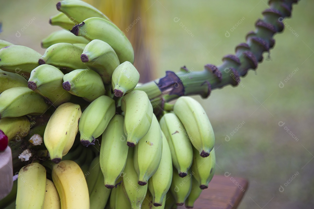 Banana sobre uma mesa de madeira