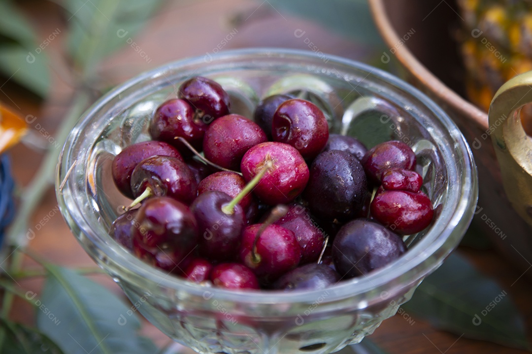 Frutas sobre uma mesa de madeira
