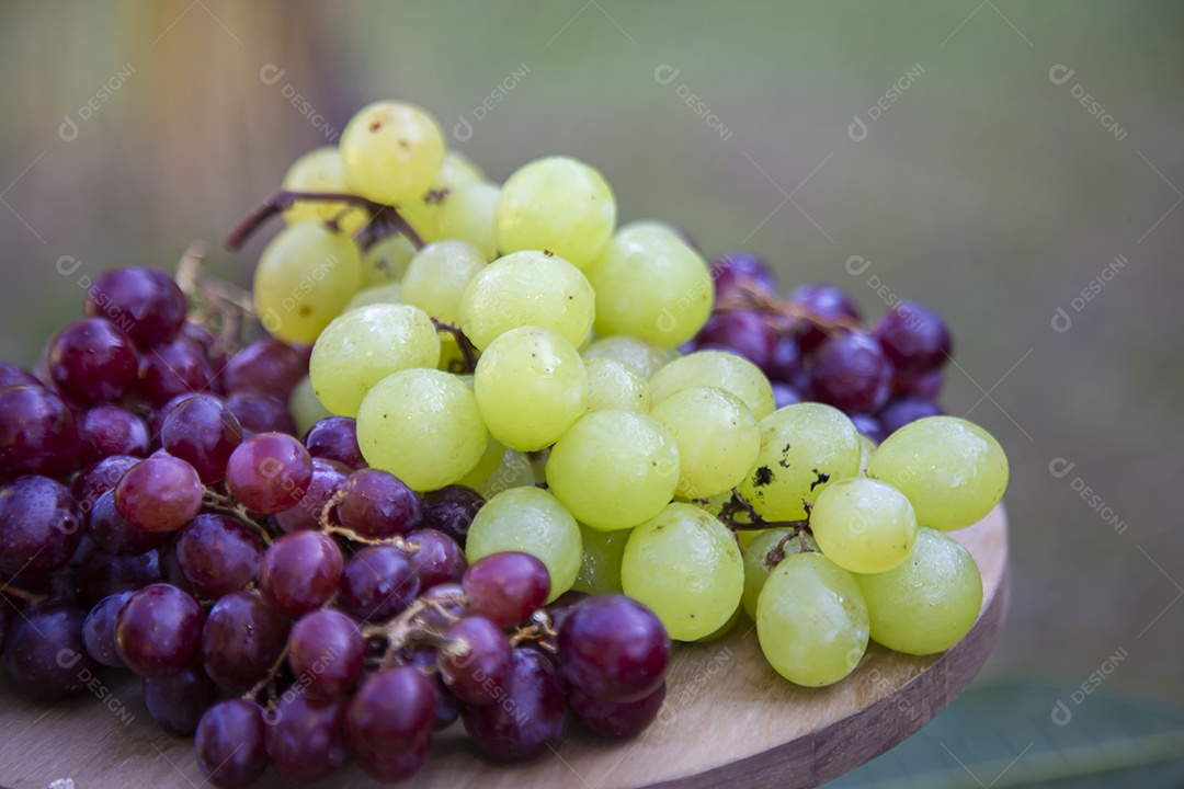 Uvas sobre uma mesa de madeira