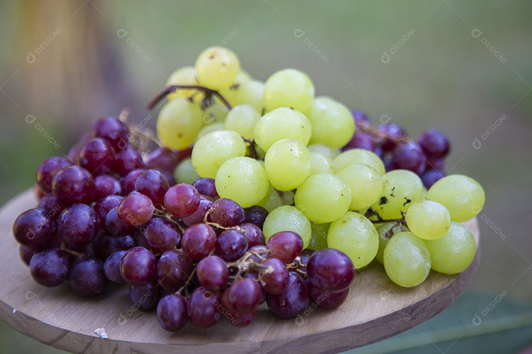 Uvas sobre uma mesa de madeira