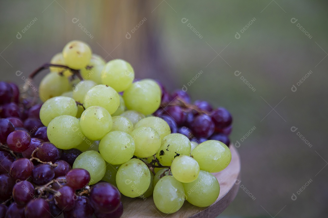 Uvas sobre uma mesa de madeira