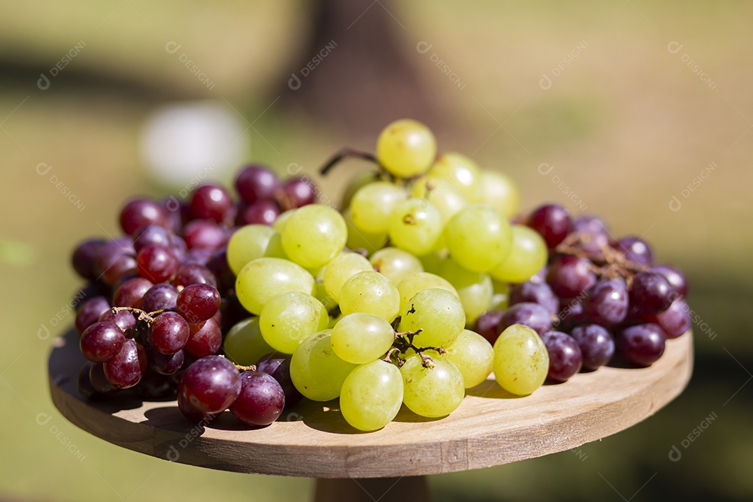 Uvas sobre uma mesa de madeira