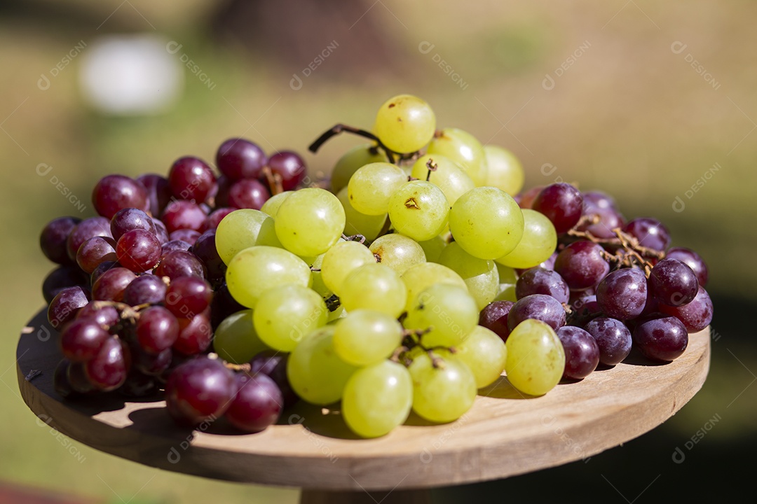 Uvas sobre uma mesa de madeira