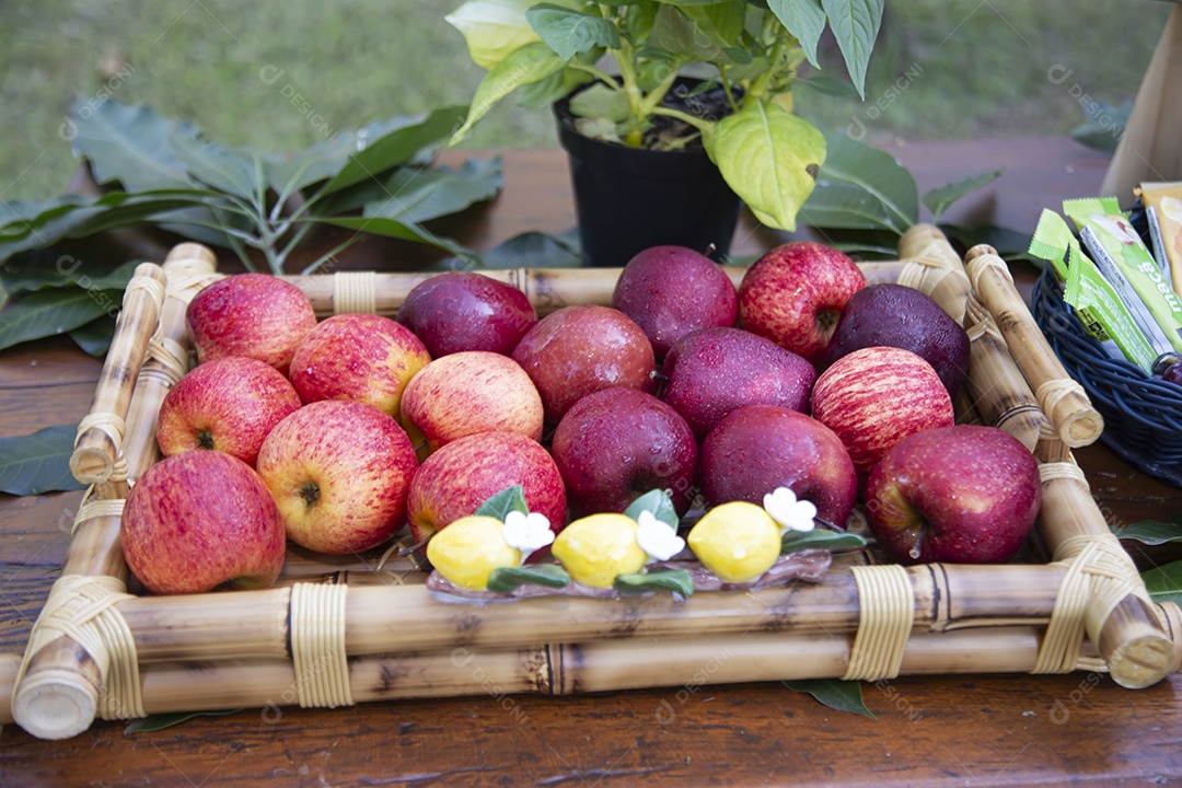 Maçãs sobre uma mesa de madeira